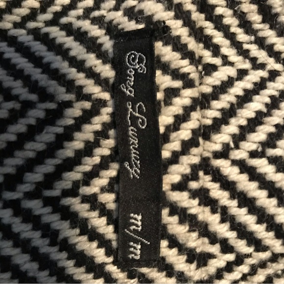 Medium size ,houndstooth pattern ,gently used warm beautiful winter coat - Picture 4 of 4